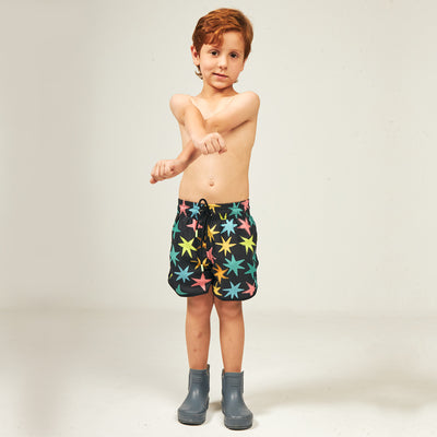 Pantaloneta para niño de 1 a 9 años en Rainbow Riders. Variedad de estampados en trajes de baño para niños. 