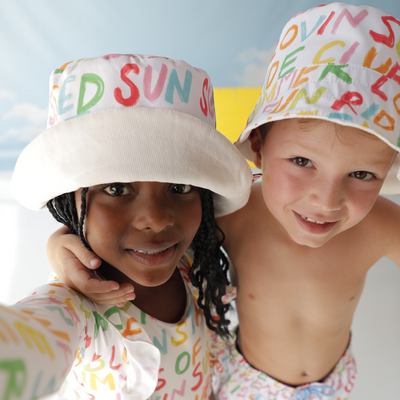 Sombrero doble faz para niños con material UV50 para protección solar. 